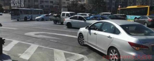 调头到一半被直行撞了(关于车辆调头的相关规定)