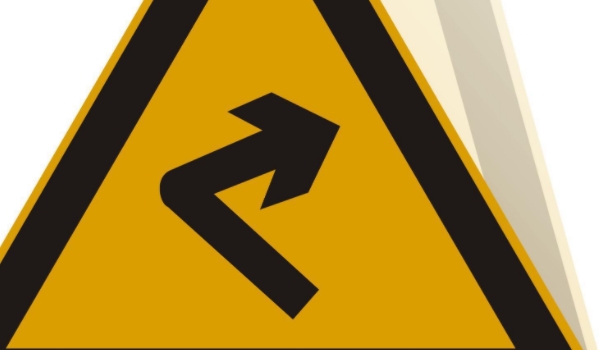 急转弯交通标志(急转弯路段如何驾驶车辆) 第2张