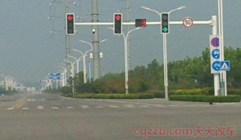 绿灯时前面车太慢超车(绿灯时前车不走可以压线超车吗)  第2张