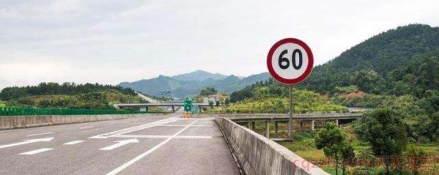 雨天高速限速60扣分了(高速公路超速罚款标准) 第1张