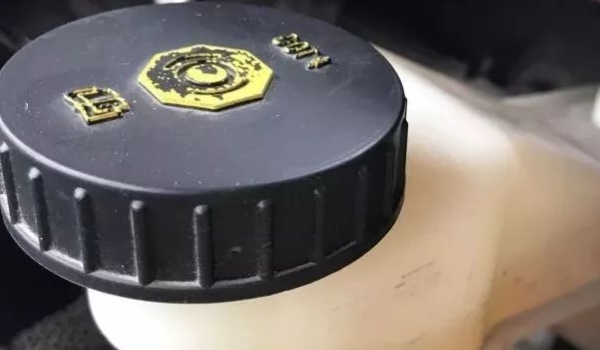 分析一下:多少公里换刹车油(刹车油液多久检查一次) 第2张