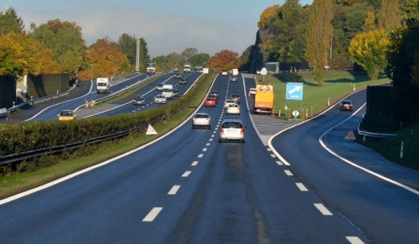 高速开窗户有什么影响(机动车辆高速公路行驶需要注意什么)  第2张