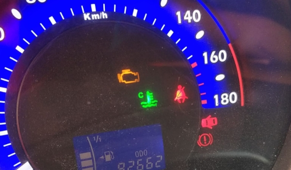 发动机亮灯怎么回事(机动车辆发动机灯亮的最快处理方式)  第3张