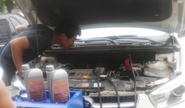 手动挡变速箱油多少公里换一次(变速箱润滑油有几种更换方式)  第2张