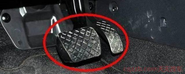 左离合器中间和右边是什么()