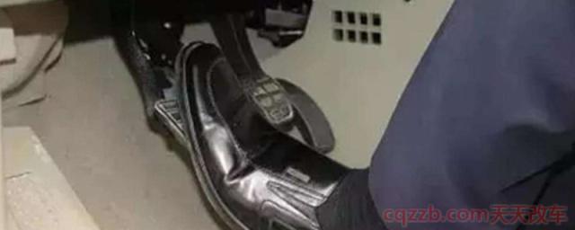 科三起步时踩不踩刹车(科目三考试起步需要加油门吗)