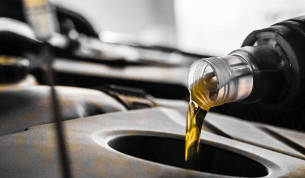 解惑一下:发动机油多久换一次(发动机机油更换的频率) 第2张