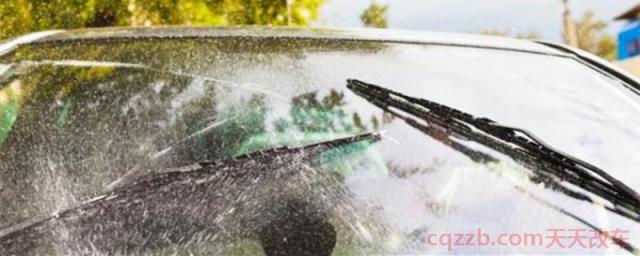 汽车玻璃起雾怎么去除()