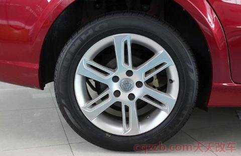 车胎侧面划了个口子还能补吗(轮胎侧面有伤容易爆胎)  第3张