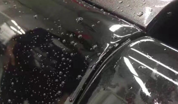 鸟屎掉车上会腐蚀车漆吗(隐形车衣粘贴需要办理备案手续吗)  第2张