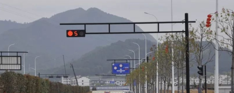 红绿灯路口走错车道扣几分(车辆闯红灯的处罚如何处理)