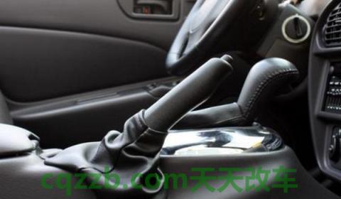 手刹放下去了灯还亮(车辆手刹的作用)  第2张