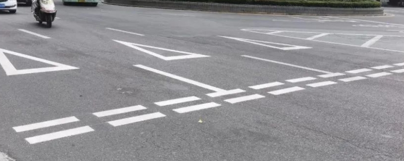 交叉路口两条平行白色虚线是什么(车辆行驶在道路注意什么)