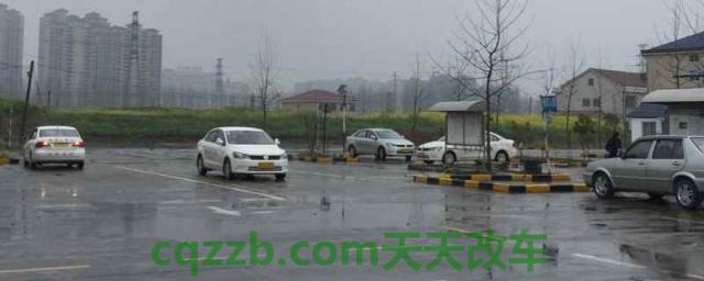 下大雨开车对车有什么影响(下雨行车对机动车辆的影响)