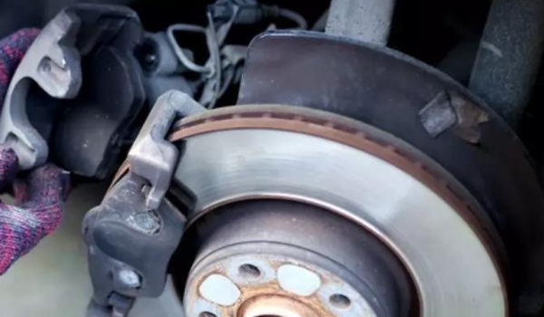 刹车时有刺耳的响声是怎么回事(车辆刹车片多久更换一次)  第2张