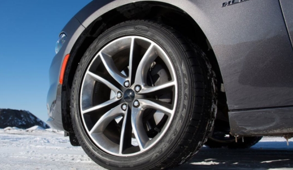 疏解一下：汽车轮胎侧面破了还能补吗(轮胎更换需要办理备案登记手续吗)  第2张