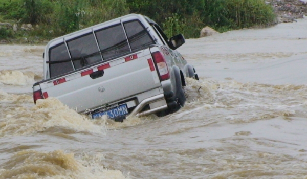 发动机缸内进水要不要大修(如何避免发动机涉水)  第2张