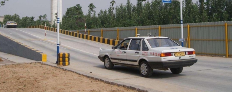 科目二考试车和教练车一样吗(机动车驾驶证科目二当天可以考几次)