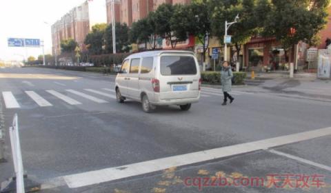 过红绿灯压到白线在斑马线上(过红绿灯路口需要注意什么) 第3张