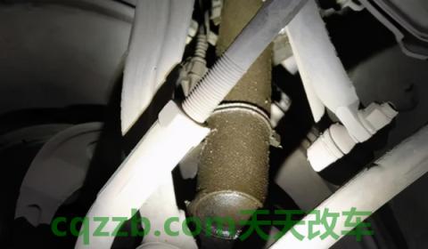 科普：减震器漏油换一根还是换一对(机动车辆减震器更换的注意事项)  第3张
