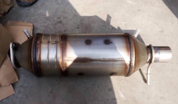 排气系统故障灯亮了还能开吗(三元催化器主要的作用)  第3张