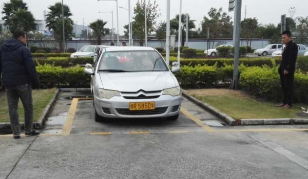 倒库车身出线是什么意思(科目二考试当天有几次考试机会)  第3张