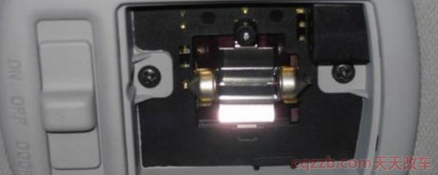 后备箱照明灯不亮了怎么检修(后备箱的灯光怎样控制)