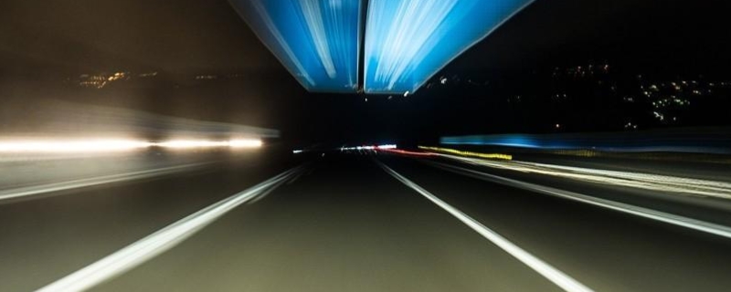 夜间高速行驶开近光还是远光(高速公路违章违法行为可以怎么处理)