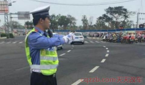 红灯变绿灯起步早了(有交通警察指挥交通还需要等待红绿灯吗)  第2张
