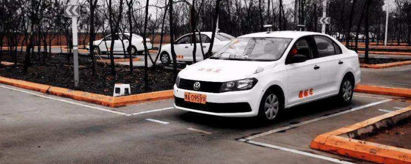 讲解一下：右倒库发现左边太窄怎么补救(机动车驾驶证科目二有几次考试机会)