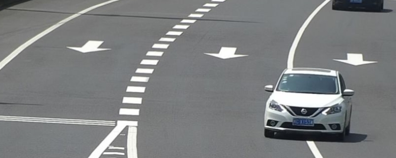 高速实线变道扣几分(高速公路违章违法行为怎么处理)