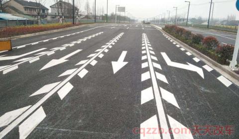 菱形块虚线是什么标线(道路上面哪些线不能够压)  第3张