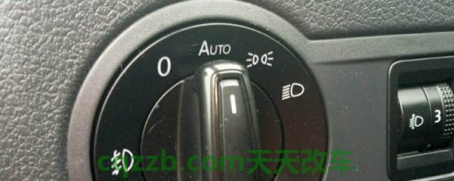 揭露：示宽灯按钮在哪个位置(示宽灯在什么时候使用)