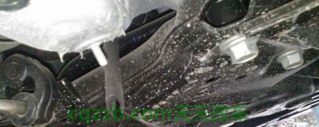 夏天车底盘滴水怎么回事(车辆空调保养如何进行)