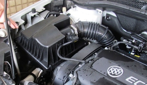 蛇从发动机舱能爬到驾驶室吗(发动机舱可以直接使用清水清理吗)  第3张