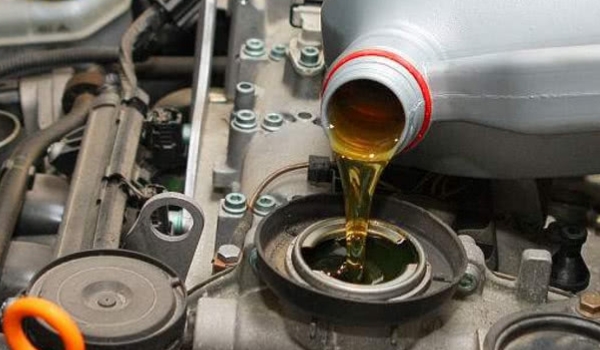 详谈一下：发动机漏机油属于大问题还是小问题(发动机机油多久更换一次)  第2张