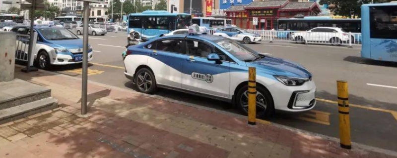 开出租车需要哪三证(出租车的性质是什么)