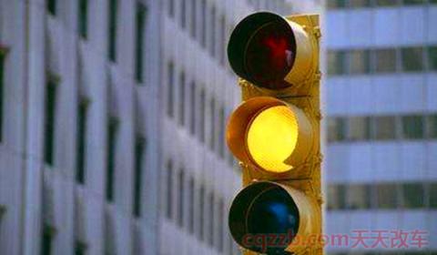 没有左转灯,只有直行绿灯可以左转吗(地面只有直行箭头可以左转吗)  第2张