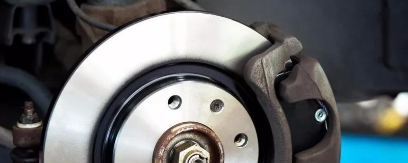 刹车时有刺耳的响声是怎么回事(车辆刹车片多久更换一次)