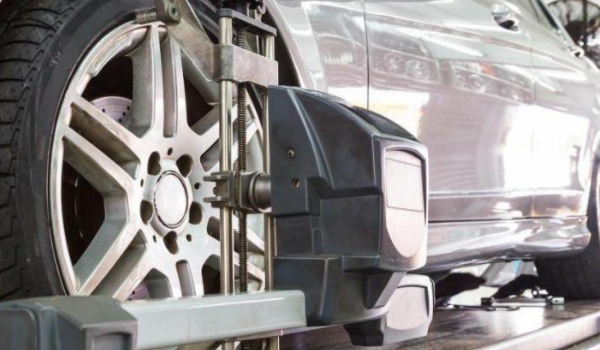 探讨：汽车方向跑偏是什么原因(机动车辆四轮定位可以去哪里做)  第3张