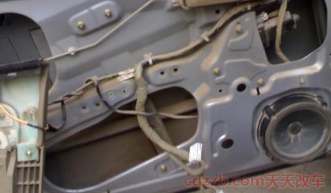 车玻璃突然升不上去了(车辆的车门如何保养) 第2张