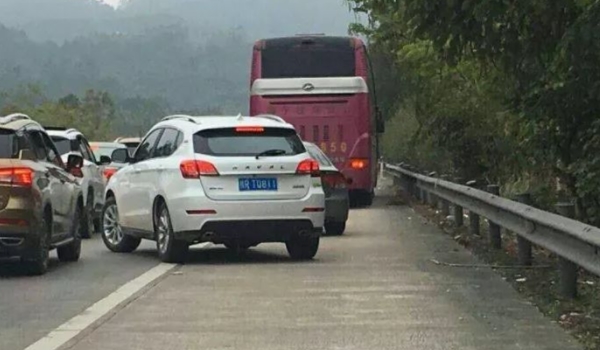 解读一下：一直走应急车道会拍几次(高速公路占用应急车道如何处理)  第3张