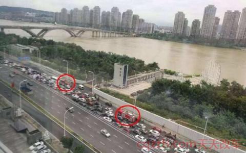 因前车违停造成压线() 第3张