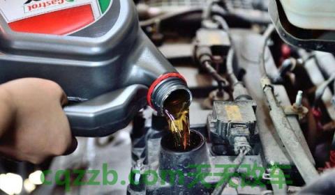 机油尺的尖尖沾了一点点(如何检查发动机是否缺机油)  第3张