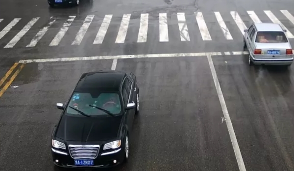 压黄线拍几张照片才要罚款(机动车违章违法行为如何处理)  第2张