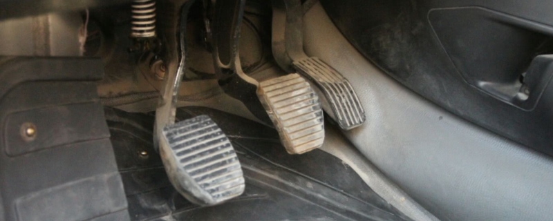 一档离合全松不加油会熄火吗(车辆离合器多久更换一次)