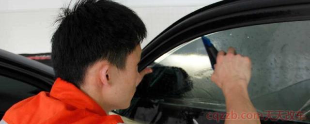 汽车隔热膜怎么贴？(汽车贴玻璃膜的好处)  第1张