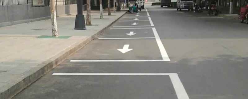 白色矩形框是什么停车位(车辆停放停车位需要注意什么)