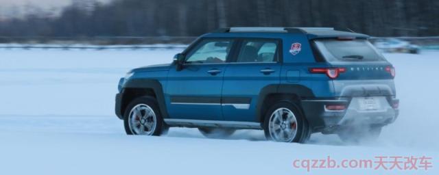 冰雪路面自动挡怎么开(冰雪路面使用车辆需要注意什么)