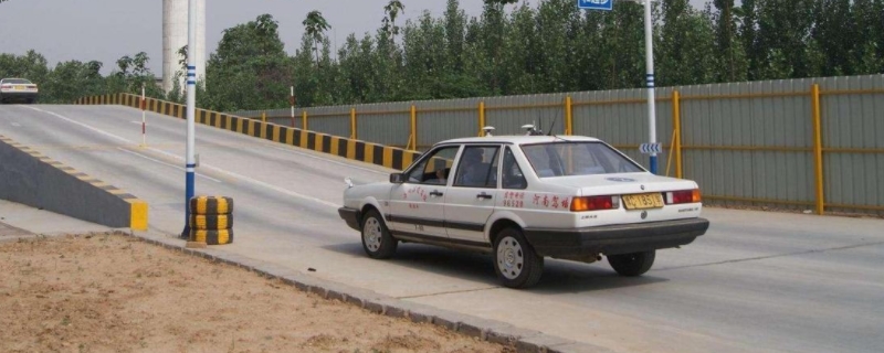 科目二转向灯需要手动关闭吗(机动车驾驶证科目二可以考几次)